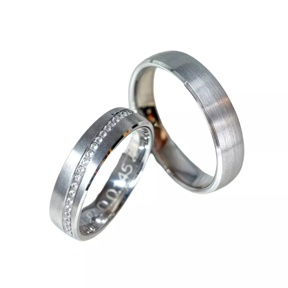 Alianzas en oro blanco satinado con 30 diamantes talla brillante. Espesor: 5 mm. Peso total: 13 gr.