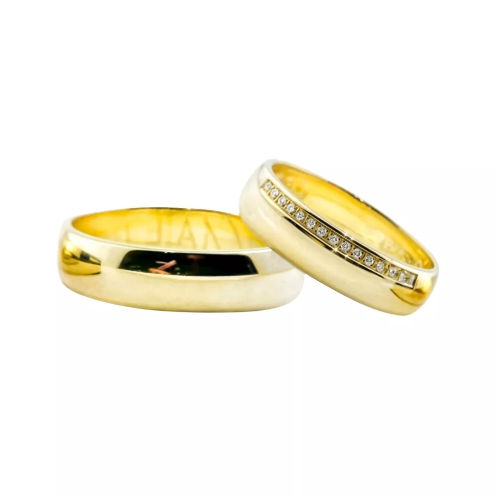  Alianzas en oro amarillo pulido con 15 diamantes talla brillante. Espesor: 5 mm. Peso total: 12 gr.