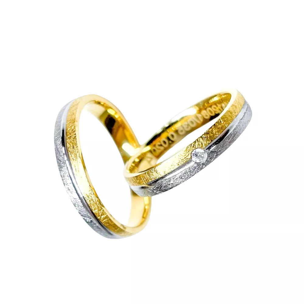 Alianzas en oro amarillo y oro blanco satinado vertical  con 1 diamante talla brillante. Espesor: 3.5 mm. Peso total: 7 gr.