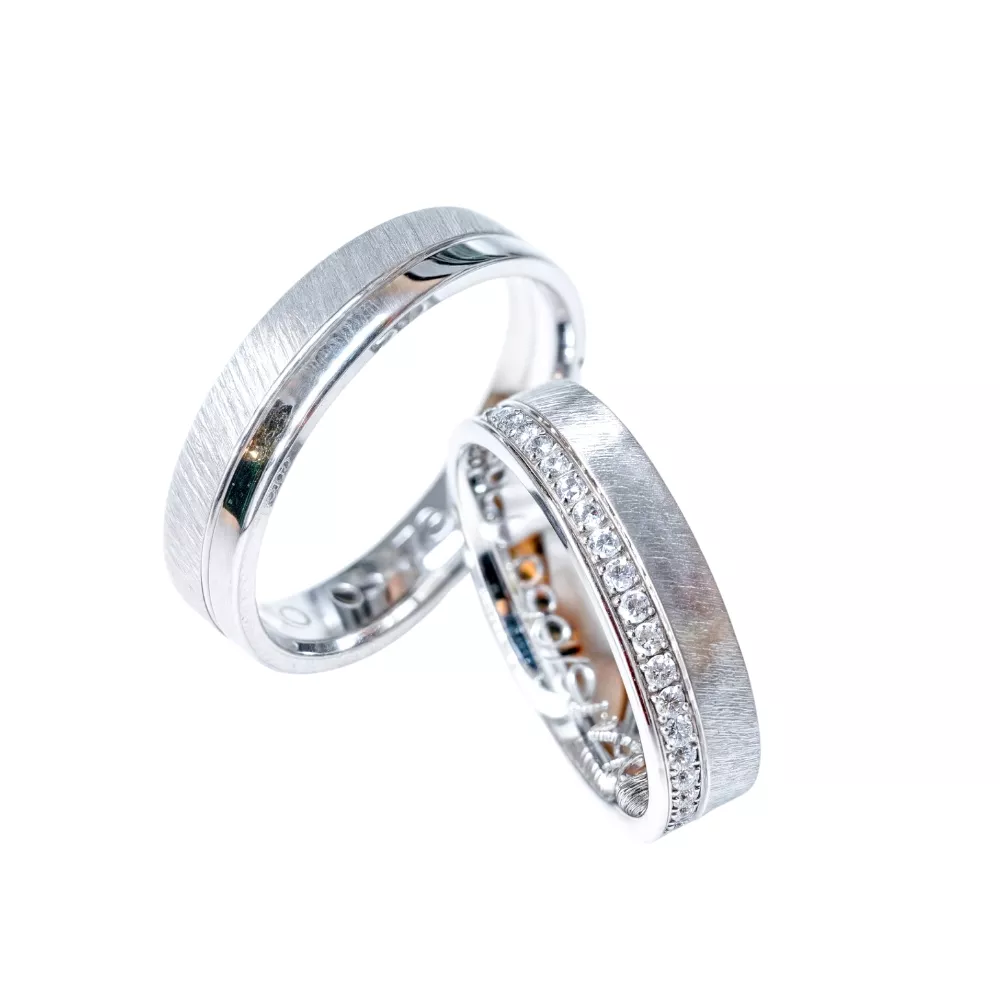Alianzas en oro blanco pulido y satinado con 20 diamantes talla brillante. Espesor: 6 mm. Peso total: 14 gr.