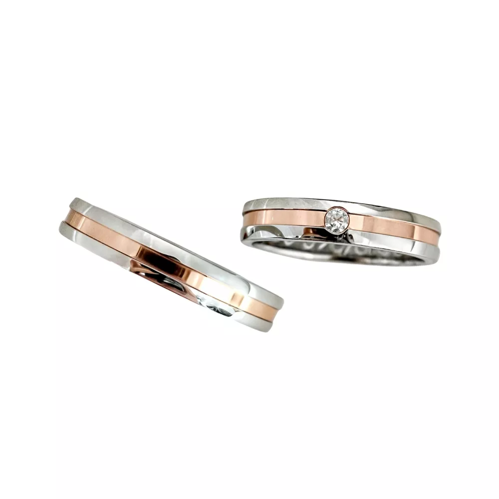 Alianzas en oro blanco y oro rosa pulido con 1 diamante talla brillante. Espesor: 4 mm. Peso total: 9 gr.