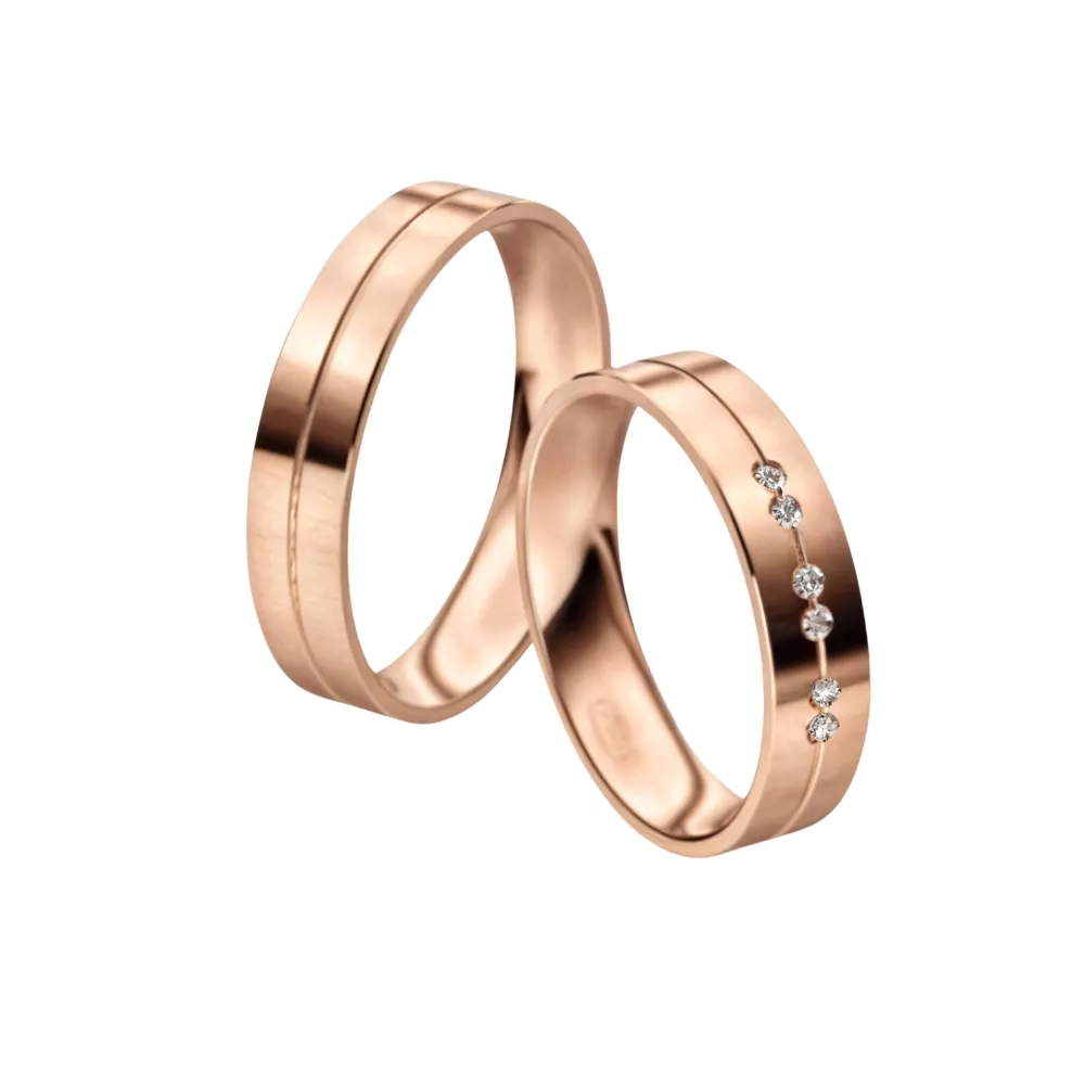 Alianzas en oro rosa pulido con 6 diamantes talla brillante. Espesor: 4.5 mm. Peso Total: 10 gr.