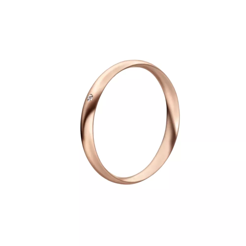 Una alianza media caña en oro rosa pulido con 1 diamante talla brillante. Espesor: 3 mm. Peso: 3 gr.