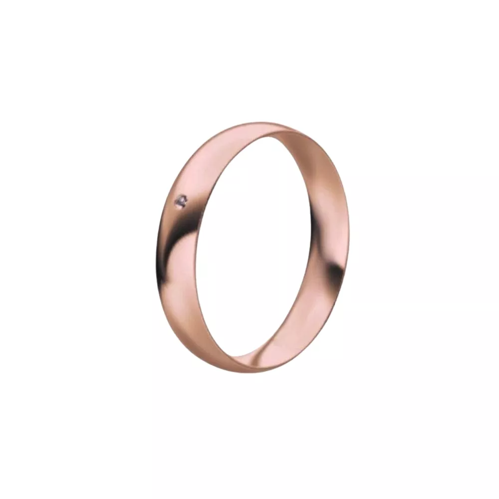 Una alianza media caña en oro rosa pulido con 1 diamante talla brillante. Espesor: 4 mm. Peso: 3.5 gr.