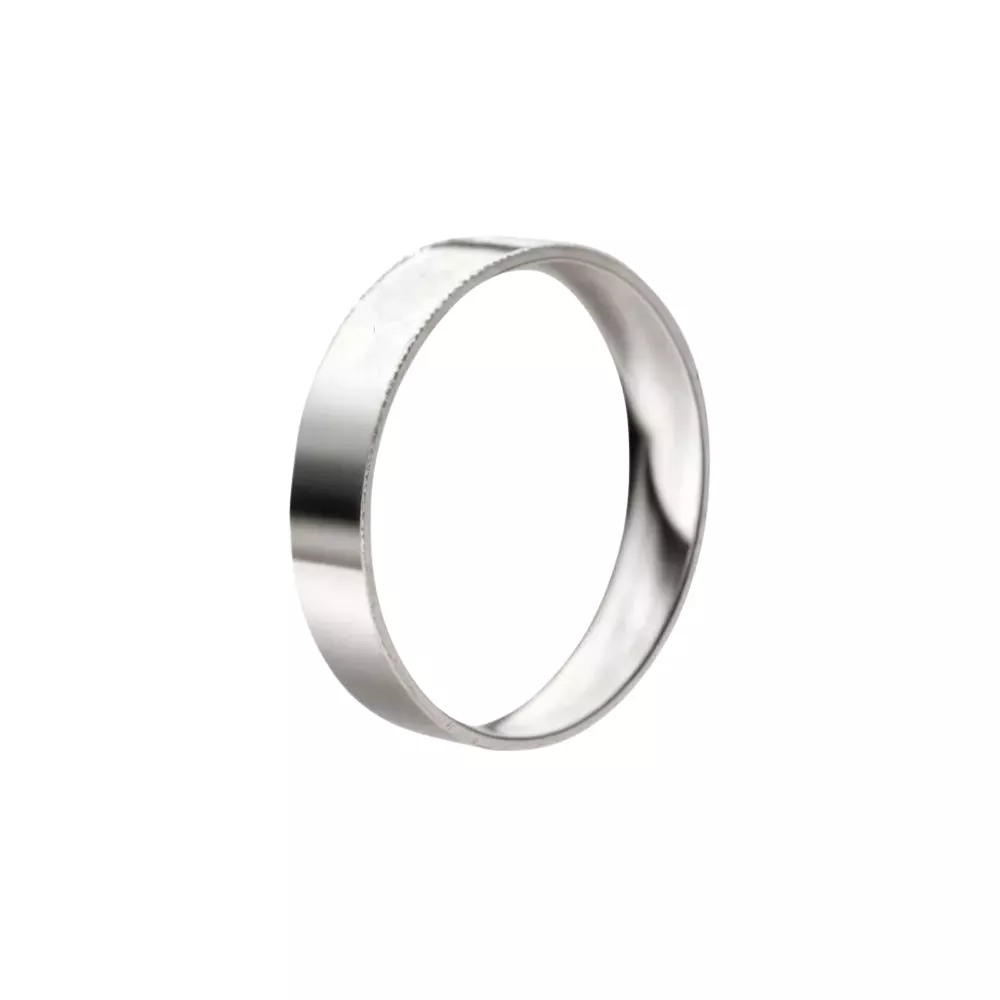 Una alianza cinta en oro blanco pulido. Espesor: 4 mm. Peso: 3 gr.