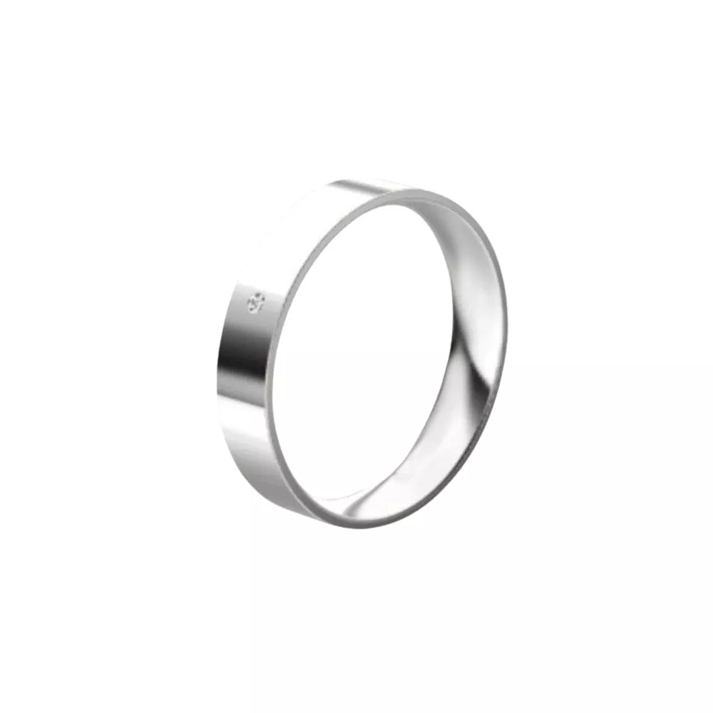 Una alianza cinta en oro blanco pulido con 1 diamante talla brillante. Espesor: 4 mm. Peso: 3.5 gr.