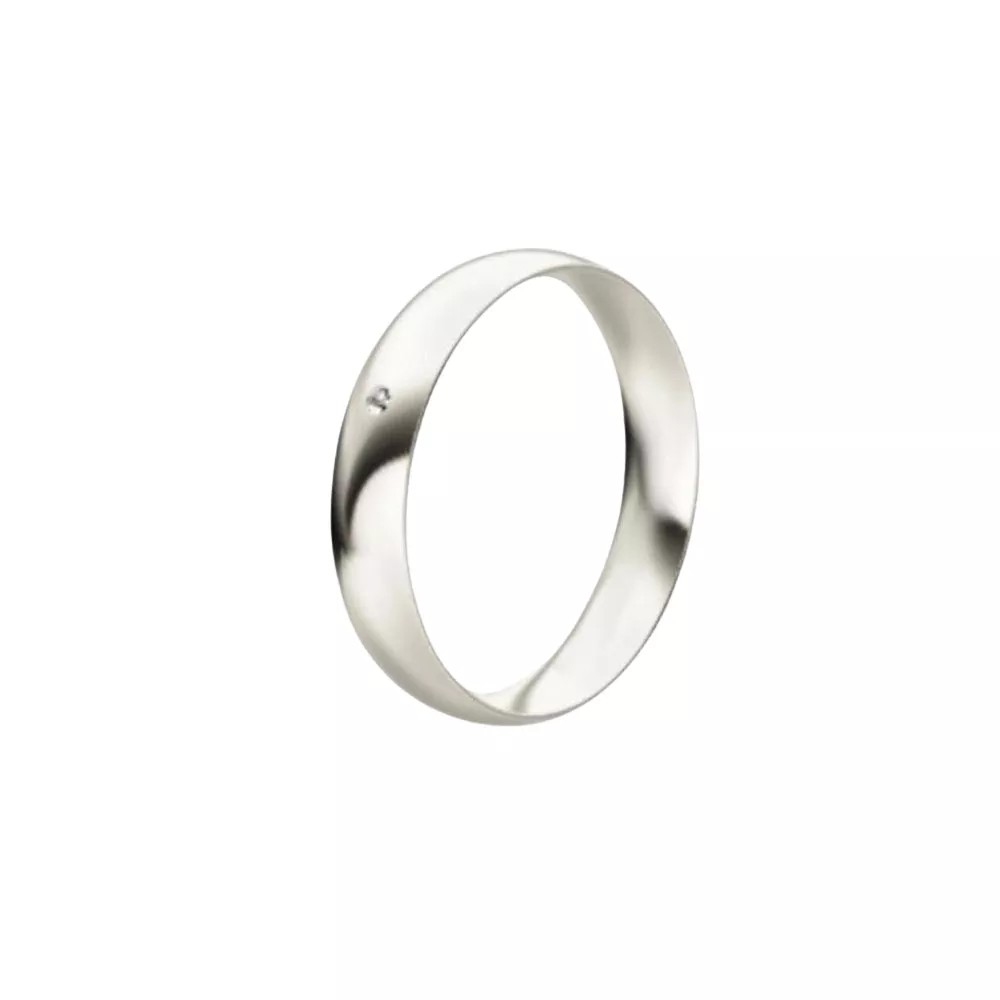 Una alianza media caña en oro blanco pulido con 1 diamante talla brillante. Espesor: 4 mm. Peso: 3.5 gr.