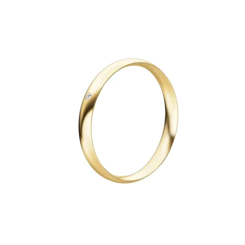 Una alianza media caña en oro amarillo pulido con 1 diamante talla brillante. Espesor: 3 mm. Peso: 3 gr.