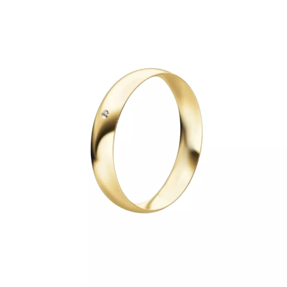 Una alianza media caña en oro amarillo pulido con 1 diamante talla brillante. Espesor: 4 mm. Peso: 3.5 gr.