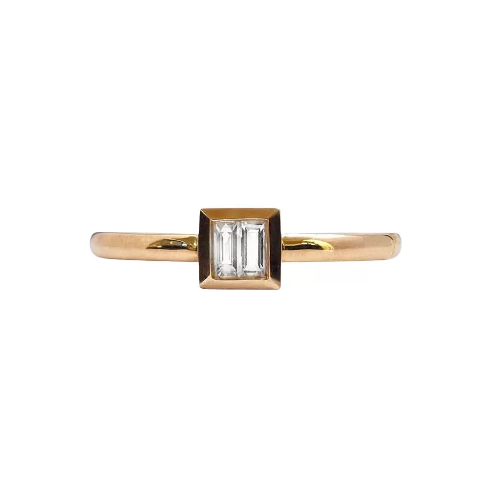 Anillo en oro rosa con diamantes talla baguette.