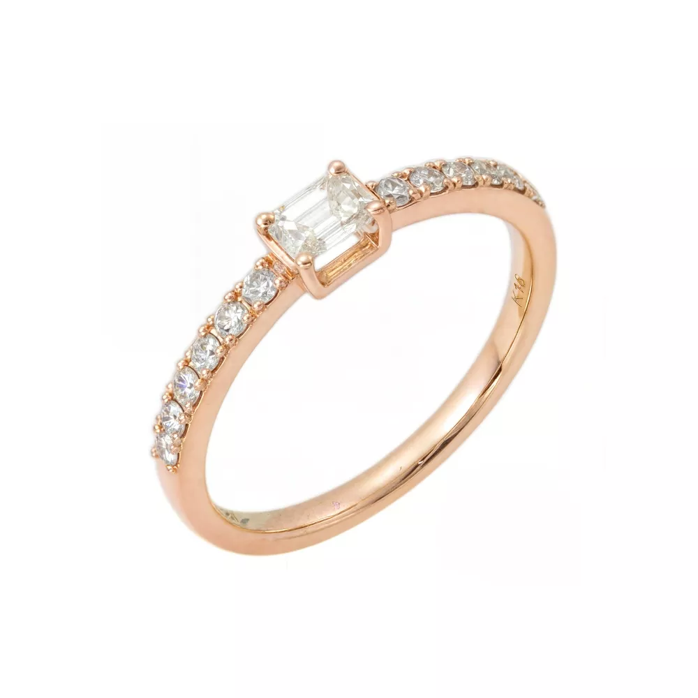 Anillo de Compromiso en oro rosa con diamante talla esmeralda (0.207 ct, color H, pureza VS).