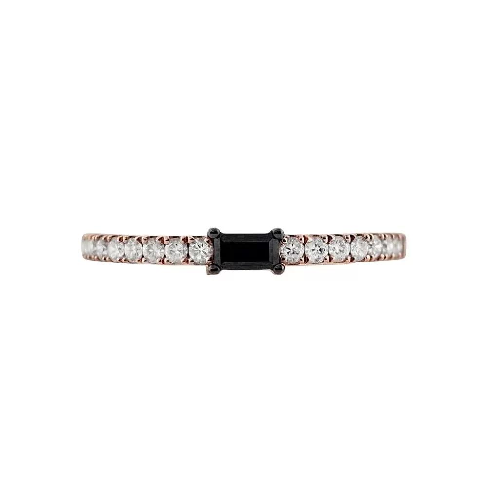 Anillo en oro rosa con diamante Fancy Black talla baguette y diamantes talla brillante.