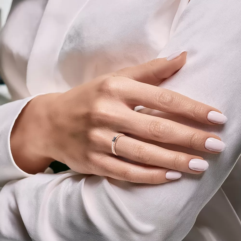 Anillo en oro rosa con diamante Fancy Black talla baguette y diamantes talla brillante.