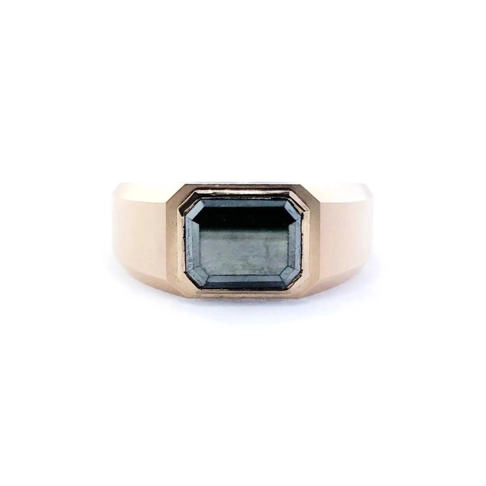 Anillo en oro rosa con diamante Fancy Black talla rectangular (2.52 ct).