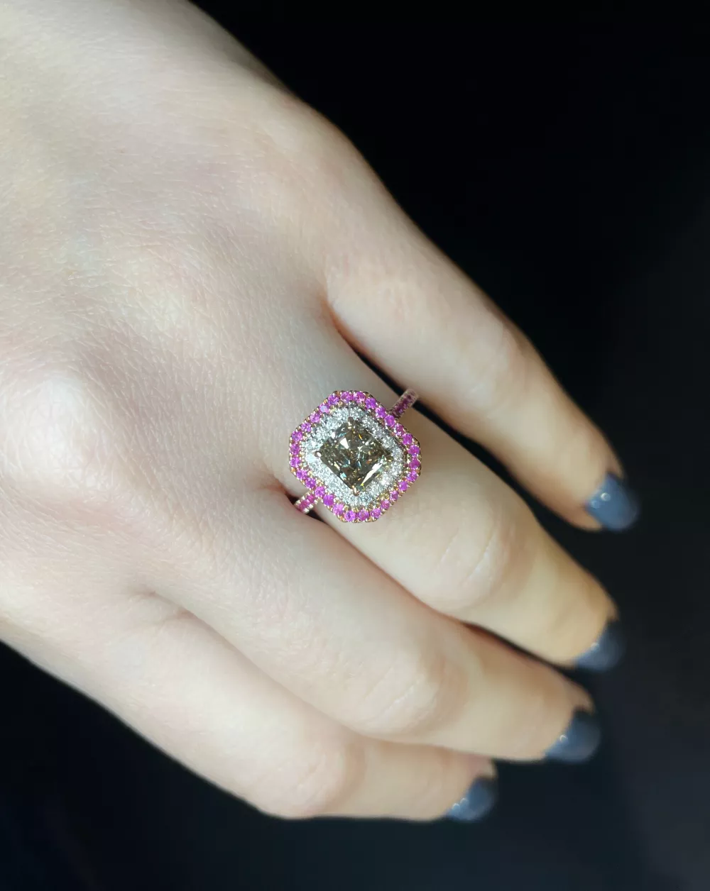 Anillo de Compromiso en oro rosa con diamante Fancy Brown diamond talla rectangular (1.08 ct).