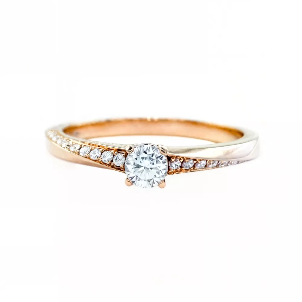 Anillo de Compromiso en oro rosa con diamante talla brillante (0.16 ct, color E, pureza VS1).