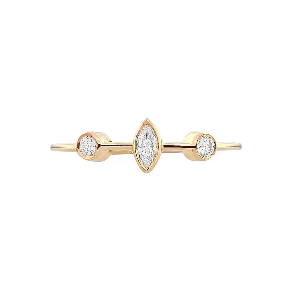 Anillo en oro rosa con diamante talla marquesa y diamantes talla brillante