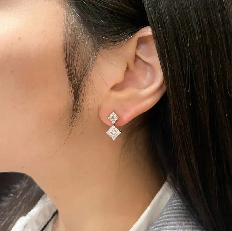 Earrings in white gold set with princess-cut, baguette-cut and brilliant-cut diamonds.
