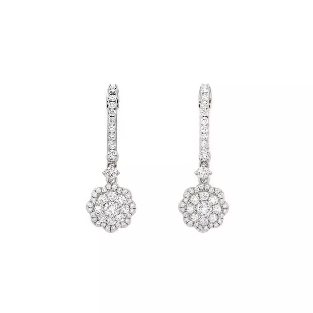 Aros en oro blanco con diamantes talla brillante.