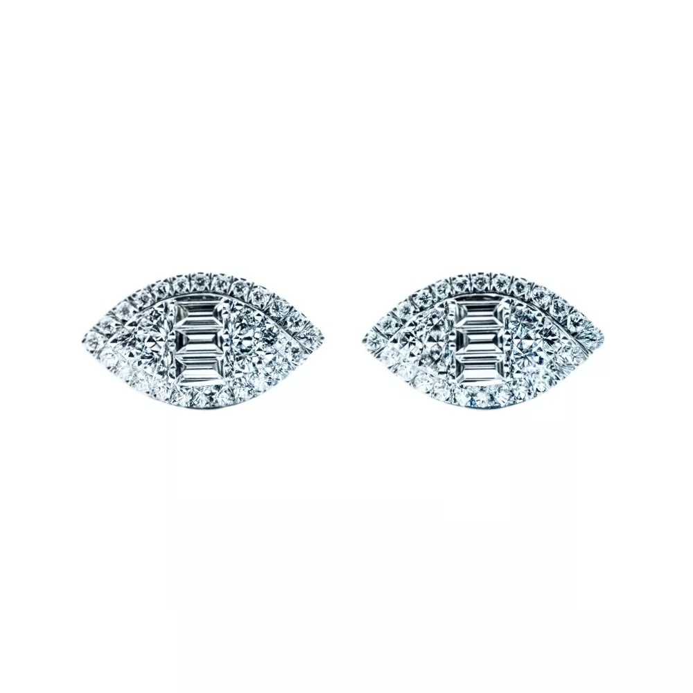 Aros en oro blanco con diamantes talla baguette y brillante.