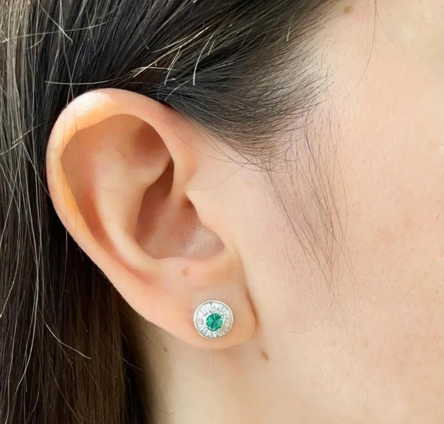 Earrings in white gold set with brilliant-cut emeralds and baguette-cut diamonds.