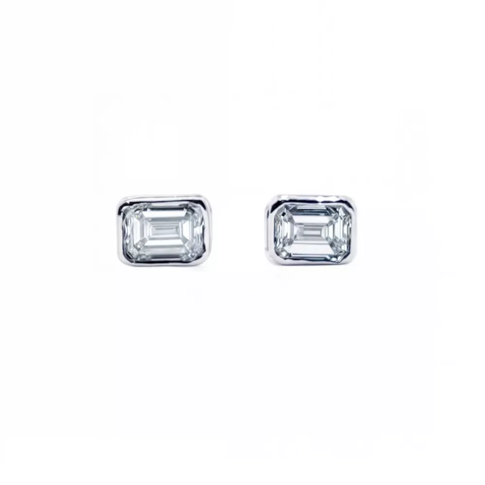 Aros en oro blanco con diamantes talla esmeralda (0.36 ct total).