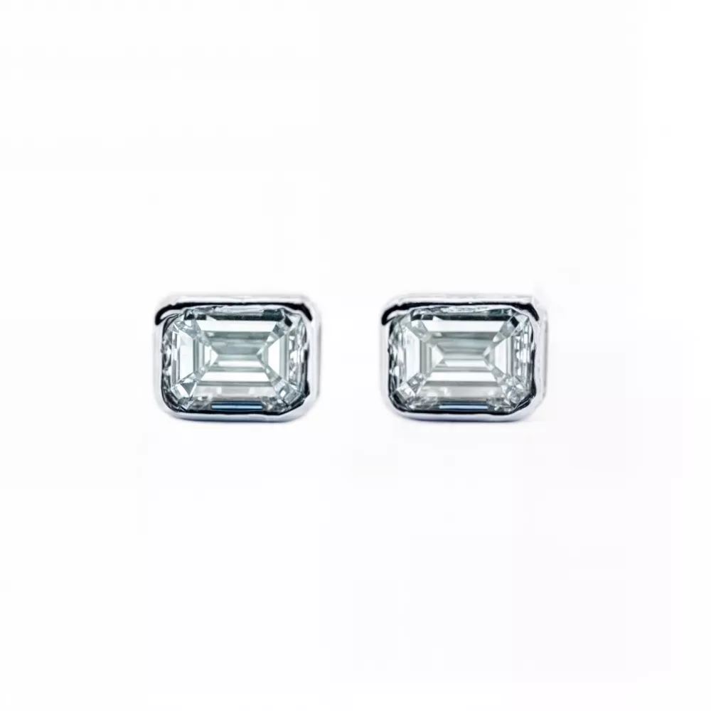 Aros en oro blanco con diamantes talla esmeralda (0.36 ct total).