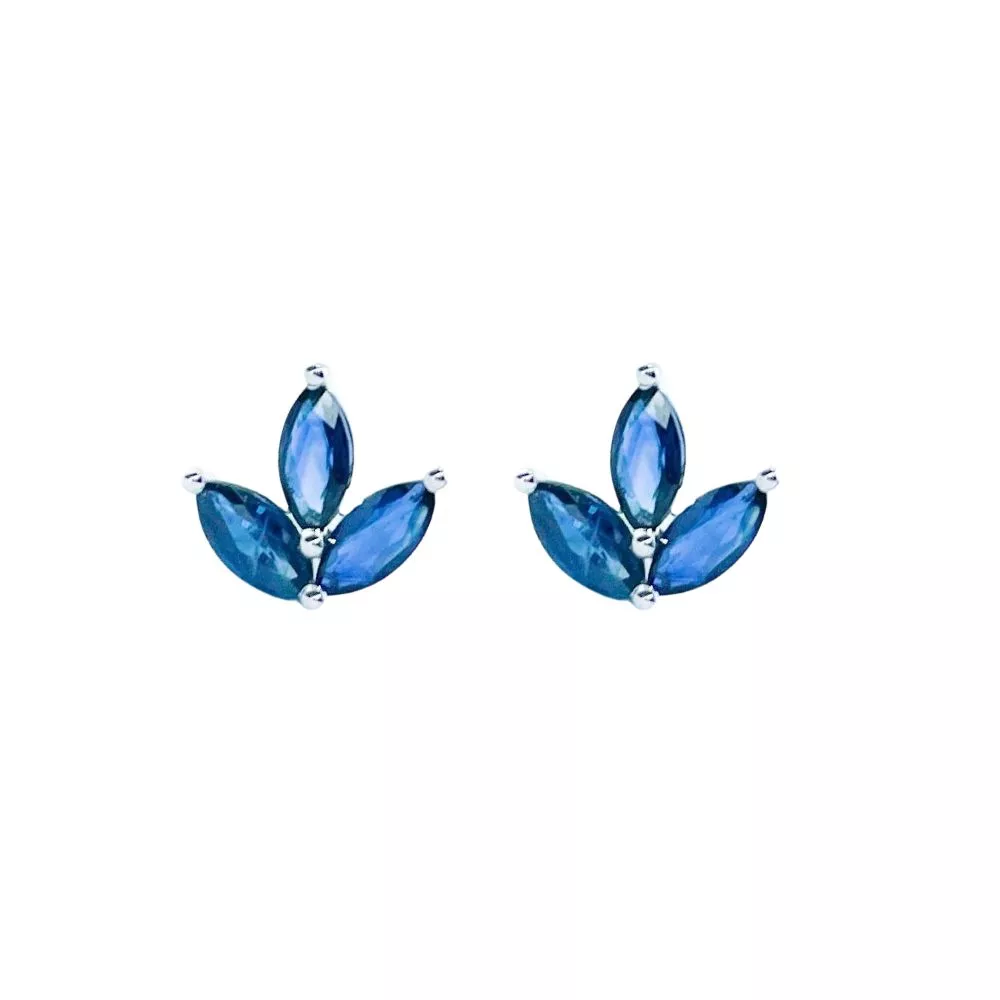 Aros en oro blanco con zafiros talla marquesa.