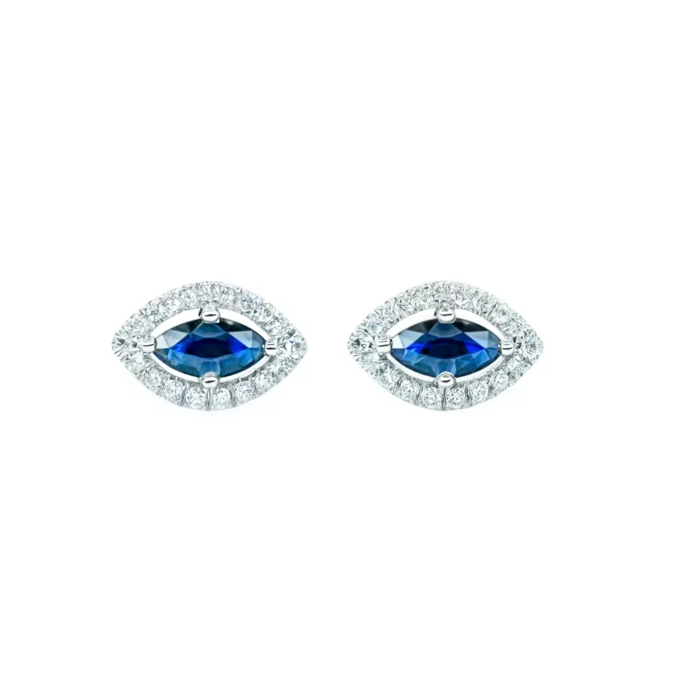 Aros en oro blanco con zafiros talla marquesa y diamantes talla brillante. 