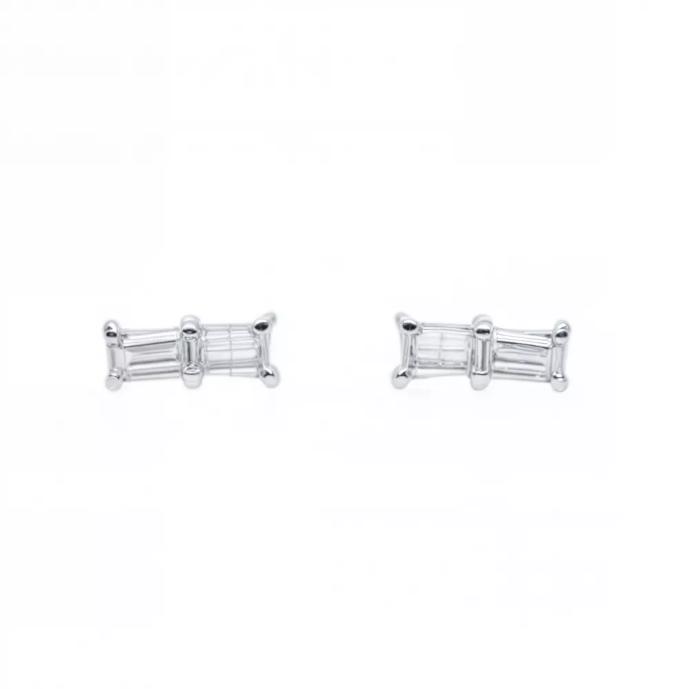 Aros en oro blanco con diamantes talla baguette.