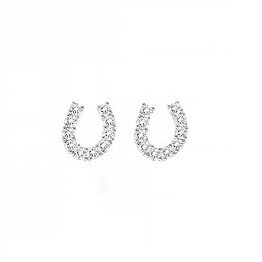 Aros en oro blanco con diamantes talla brillante.
