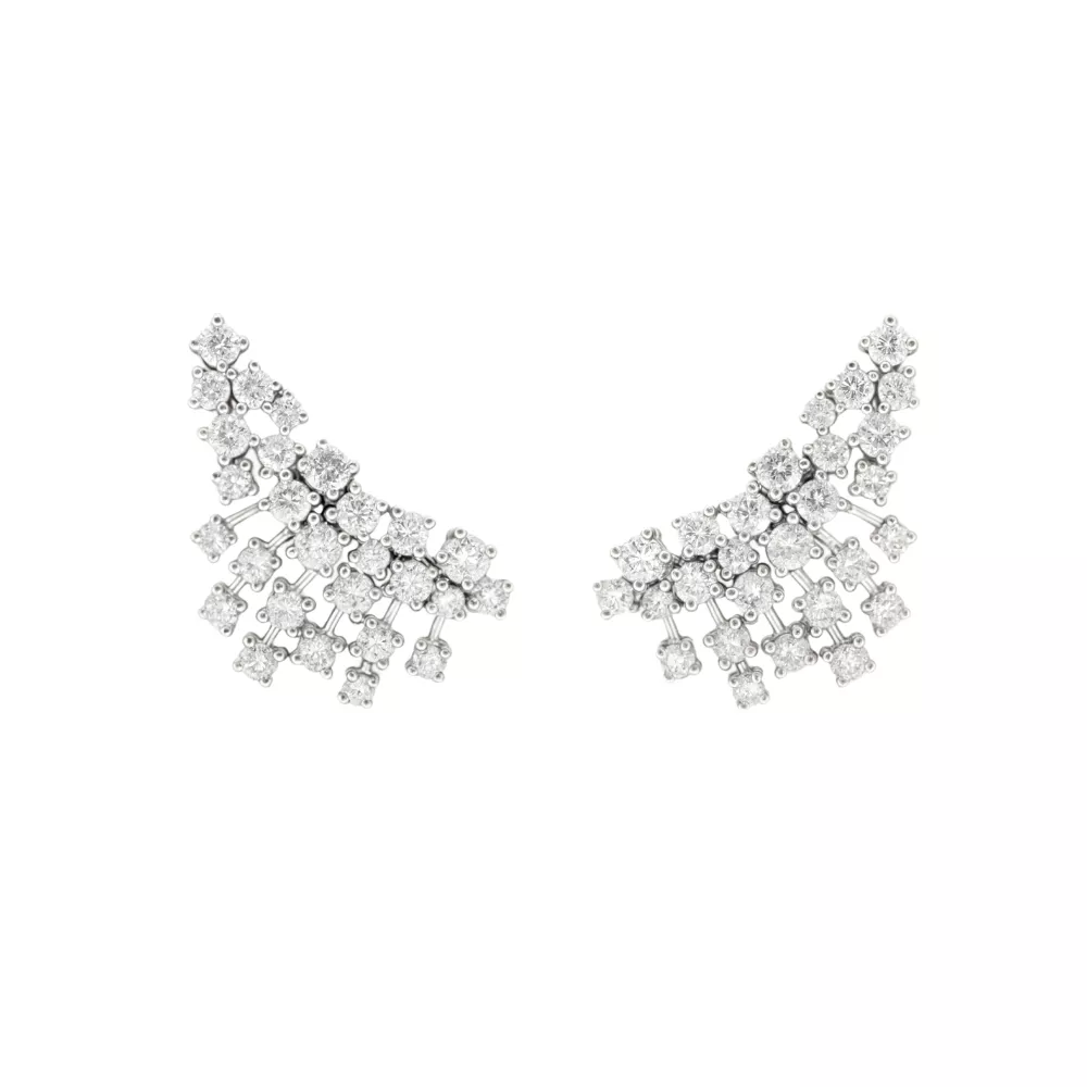 Aros en oro blanco con diamantes en talla brillante.