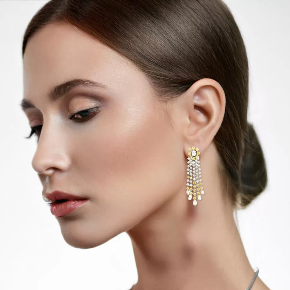 Aros en oro blanco con diamantes incoloros talla brillante y diamantes Fancy Light Yellow talla oval