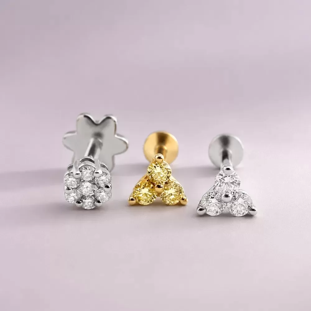 Piercing en oro blanco con diamantes talla brillante.