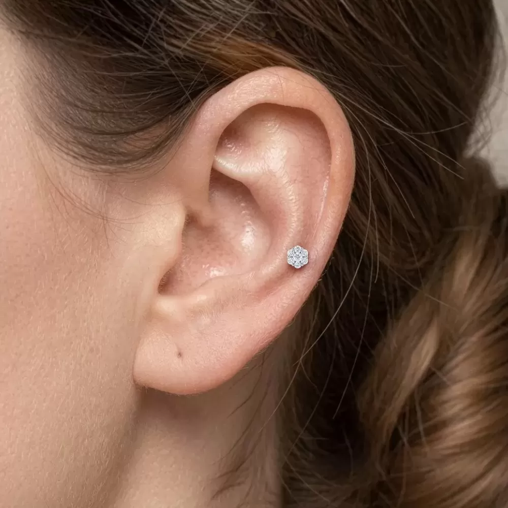 Piercing en oro blanco con diamantes talla brillante.