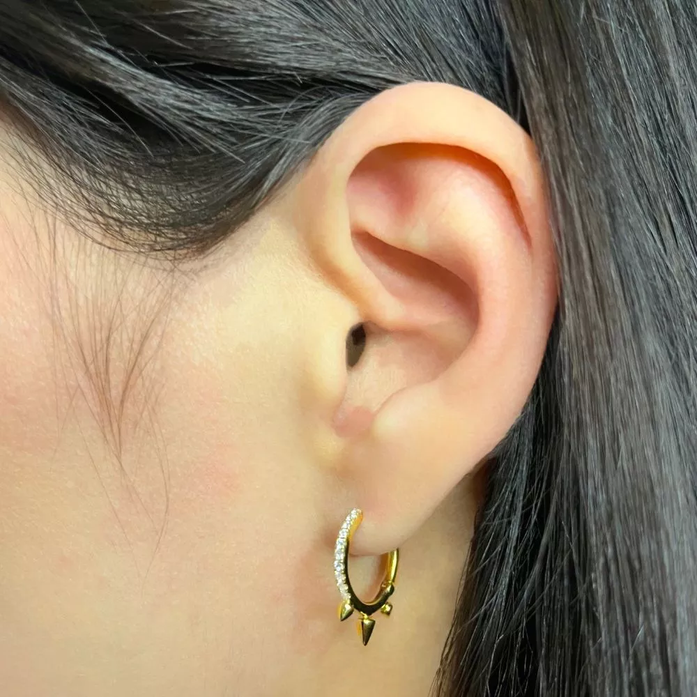 Piercing in yellow gold set with brilliant-cut diamonds.