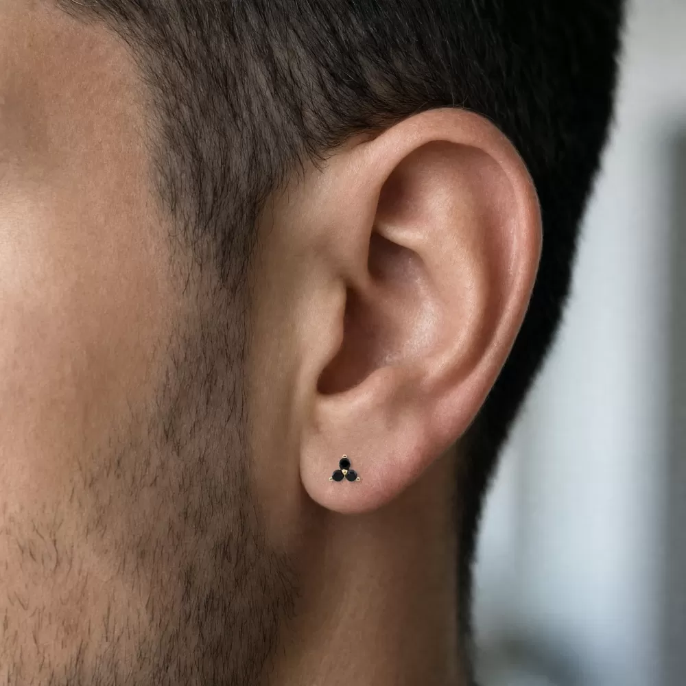 Piercing en oro amarillo con diamantes Fancy Black talla brillante.