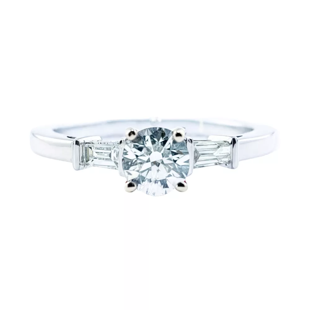 Anillo de Compromiso en oro blanco con diamante talla brillante (0.51 ct, color H, pureza SI1).