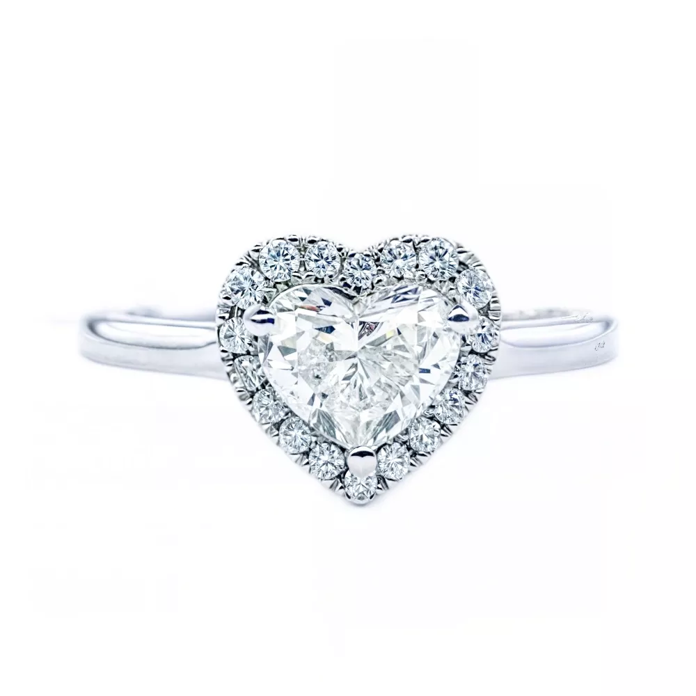 Anillo de Compromiso en oro blanco con diamante talla corazón (0.73 ct, color G, pureza VS2).