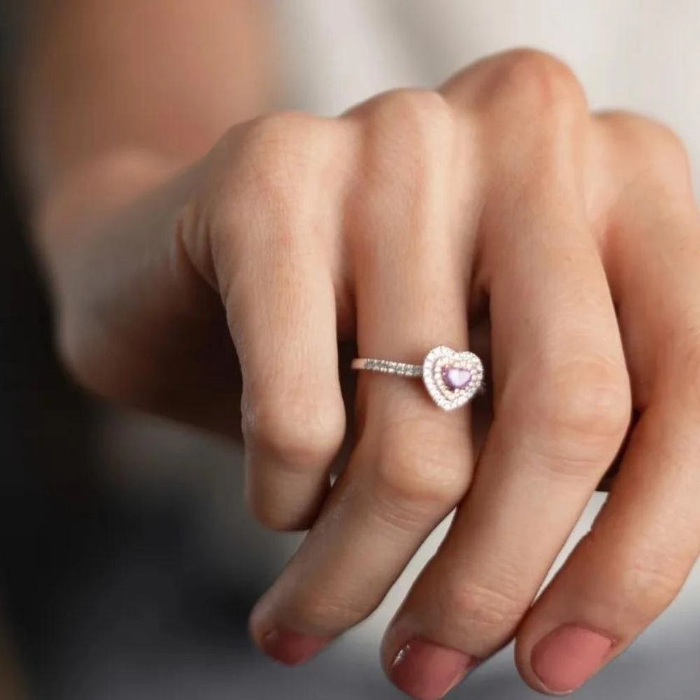 Ring in white gold set with heart-cut Fancy Intense Pink-Purple diamond (0.21 ct).