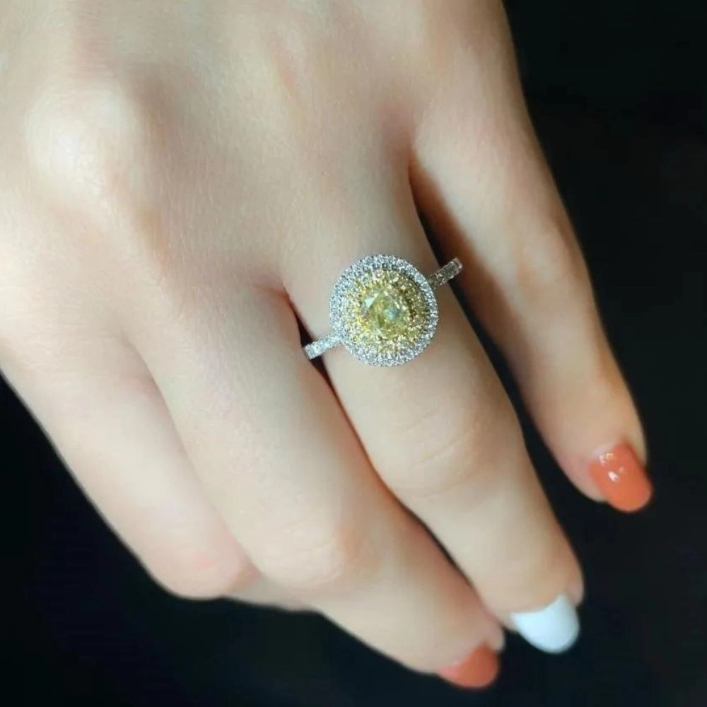 Engagement ring in white gold set with oval-cut Fancy Yellow diamond (0.703 ct).