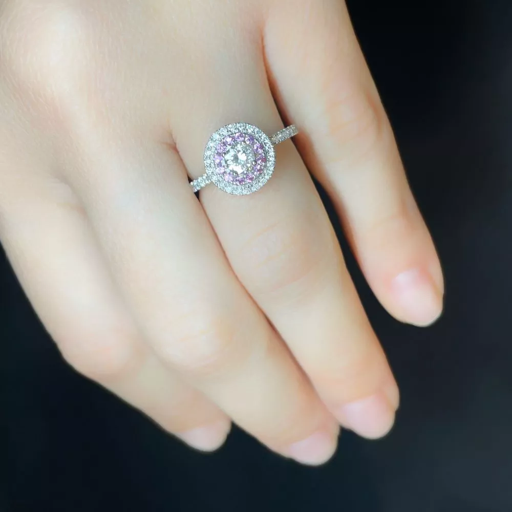 Engagement ring in white gold set with brilliant-cut diamond (0.30 ct, color I, clarity SI1) and pink sapphires.