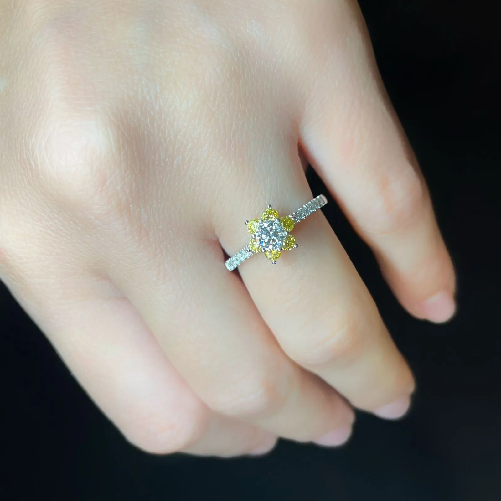 Engagement ring in white gold set with brilliant-cut diamond (0.32 ct, color H, clarity SI1) and Fancy Yellow diamonds.