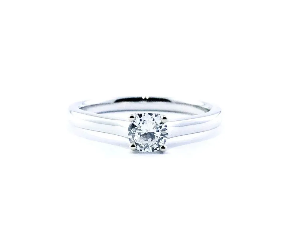 Anillo Solitario en oro blanco con diamante talla brillante (0.251 ct, color P, pureza SI1).