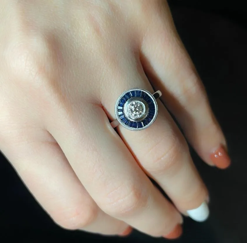 Ring in platinum set with brilliant-cut diamond (0.30 ct, color G, pureza VS1).