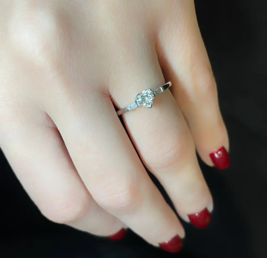 Anillo de Compromiso en oro blanco con diamante talla corazón (0.35 ct, color E, pureza SI2).