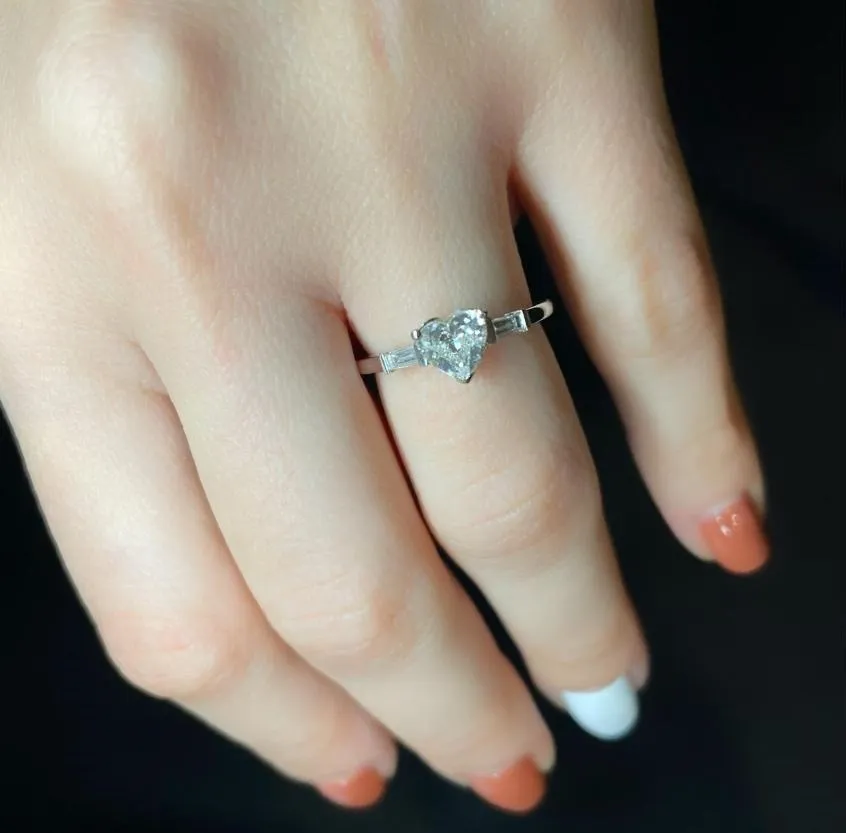 Engagement ring in white gold set with heart-cut diamond (0.70 ct, color G, clarity SI1).