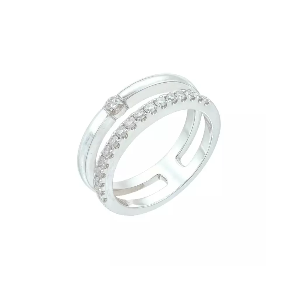Anillo en oro blanco con diamantes talla brillante.