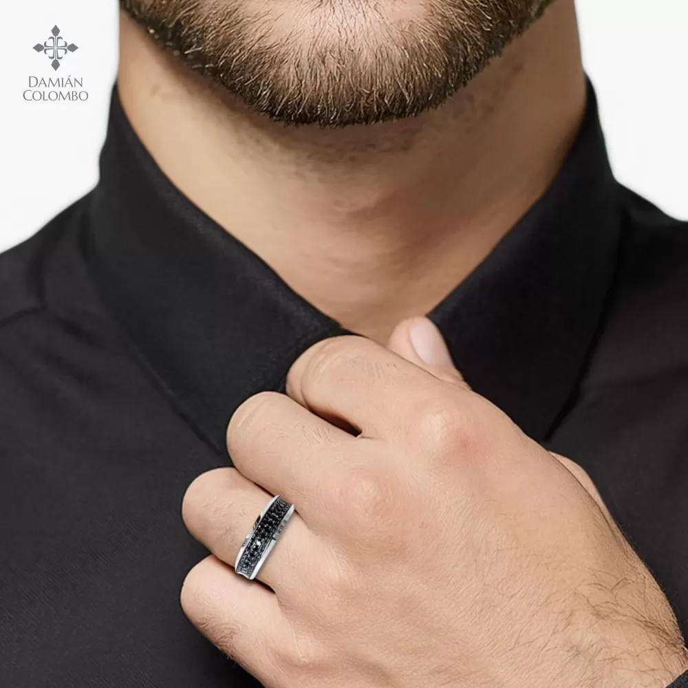 Anillo en oro blanco con diamantes Fancy Black talla brillante.