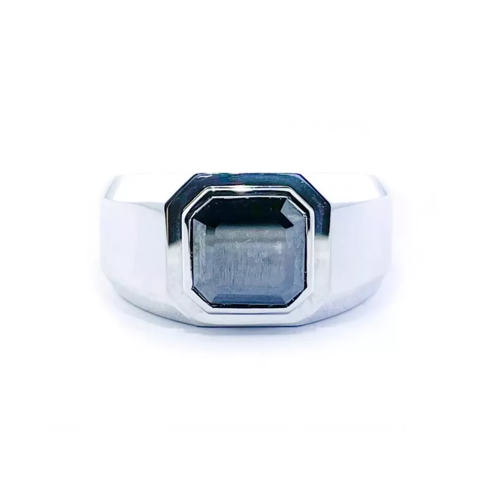 Anillo en oro blanco con diamante Fancy Black talla asscher (2.7 ct).